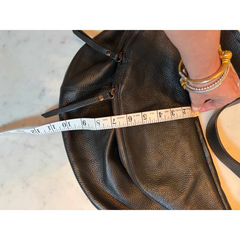 Borse in Pelle Black Pebbled Leather Oversized Sling Bag Crescent Adjustable - Picture 8 of 10